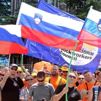 Trenutni veter zastave slovenskega ponosa vleče v napačno 
smer. Poteze, ki jih v Luki Koper vleče vlada, pa je polovica 
Primorcev gladko spregledala.   