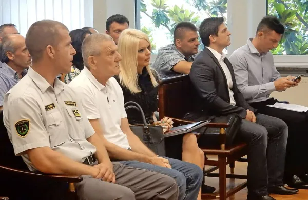 Prvoobtoženi Radenko Vasić (drugi z leve) se o krivdi ni izrekel, ostali so obtožbe zavrnili.