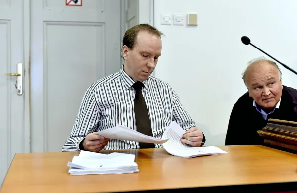Zdravnik Ivan Radan se je včeraj zagovarjal  o tistem delu 
obtožnice, ki mu očita, da je sebi, prijateljem in sorodnikom 
predpisoval velike količine zdravil. 