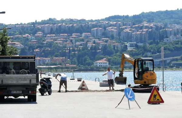 Na Semedelski promenadi so se dvignile kamnite plo&scaron;če