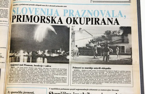 Naslovnica Primorskih novic je nastajala pozno v noč na 27. 
junij 1991. “Mikalo me je, da bi naslov obrnil, a morda bi bilo 
prehudo,” danes pravi tedanji novinar Miran Kljun.