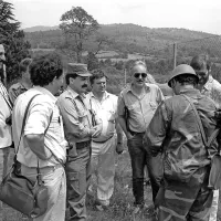 Komandirja postaje mejne milice Kozina Slavka Gerželja so 
med pogovori z vojaškim oficirjem obkrožili novinarji. Leta 
1991 jim ni bilo treba čakati na pojasnila piarovcev - ker jih ni 
bilo. 