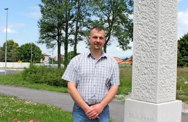 Aleksander Dekleva se je na križišču v Divači začel prepirati z 
vojko, zaradi česar je poročnik JA opozorilno ustrelil mimo 
njegove glave. V spomin na prvi strel v osamosvojitveni vojni 
in na primorski “dan prej” v Divači stoji spomenik.

