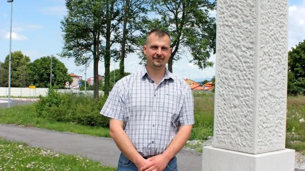 Aleksander Dekleva se je na križišču v Divači začel prepirati z 
vojko, zaradi česar je poročnik JA opozorilno ustrelil mimo 
njegove glave. V spomin na prvi strel v osamosvojitveni vojni 
in na primorski “dan prej” v Divači stoji spomenik.

