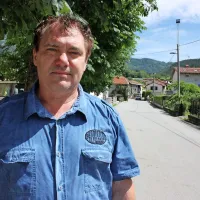 Martin Groznik v Vrhpolju, na trgu prd cerkvijo. Pred 25 leti so 
na cesti za njim potekali dramatični dogodki.