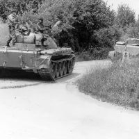 Tanki JA pri Bolku, namenjeni v Vipavsko dolino.