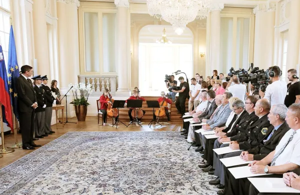 Predsednik republike Borut Pahor je vročil odlikovanja zaslužnim miličnikom pri obrambi samostojnosti. Vsem, ki so 
obiskali njegov urad, je čestital ob prazniku. 