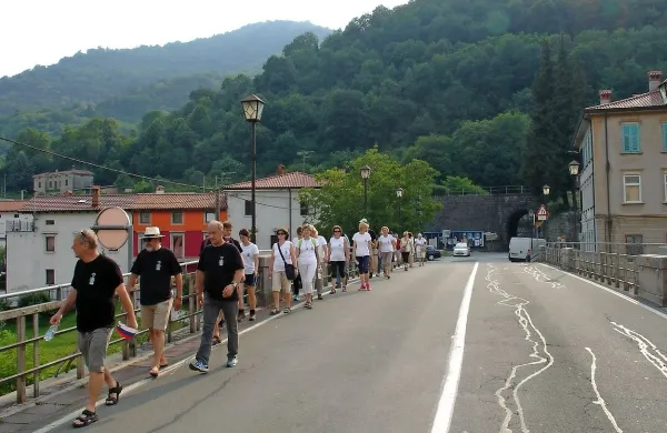 S pohodom ob kompleksu Salonita in z odkritjem obeležja na 
pokopališču v Kanalu so se poklonili žrtvam azbesta.