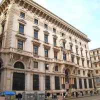 Nekdanja palača Ras na Trgu republike v središču Trsta bo 
postala luksuzni hotel. Avtobusno postajo pred vhodom 
bodo premaknili.