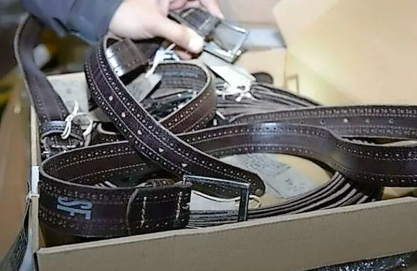 V tržaškem pristanišču so cariniki in finančni stražniki zasegli 
12.000 pasov s ponarejenimi oznakami.