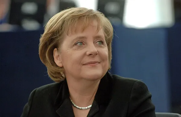 Angela Merkel: “Britanska vlada pokazati, kako si predstavlja uresničitev referendumske odločitve. Iskreno rečeno to ne more večno trajati. Vendar pa se ne bi tudi omejevala na nek kratek čas.” 