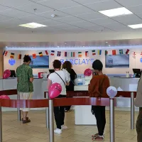 Funt je zaradi panične reakcije investitorjev in borznih trgovcev izgubil več kot deset 
odstotkov vrednosti in dosegel najnižjo vrednost proti dolarju v zadnjih 30 letih (na fotografiji 
vrste pred menjalniškimi okenci: ljudje so funte hiteli menjevati v evre). Ogromni so bili padci 
na svetovnih borzah, trgi so izgubili 2000 milijard dolarjev vrednosti v enem dnevu.
