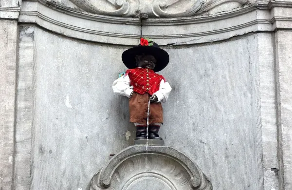 Bruseljski fantek, ki lula (Manneken pis), je bil v počastitev 25. 
obletnice slovenske državnosti oblečen v slovensko narodno 
nošo.