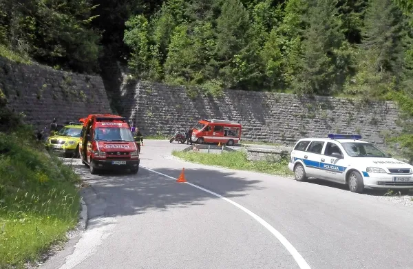 72-letni nemški motorist je obležal v obcestnem jarku, 
mimoidoči, gasilci in reševalci pa so ga oživljali dobro uro. Žal 
zaman.