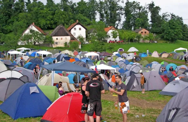 Prapetno Brdo že vrsto let zgledno sobiva s festivalom. 
