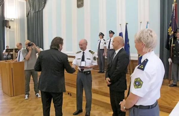  Ob današnjem dnevu slovenske policije so na novogoriški 
policijski upravi osrednjo slovesnost priredili že v petek in 
podelili priznanja  za dolgoletno delo ter zlate, srebrne in 
bronaste ščite policije.