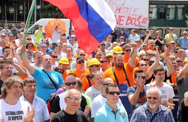 Utrinek z zbora delavcev, ki so ga pred luško upravno stavbo 
pripravili minulo sredo.