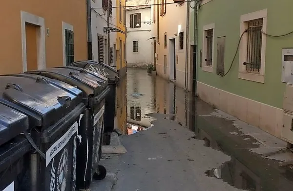 Zaradi počene cevi je poplavilo ulico
