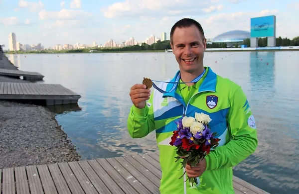 Dejan Fabčič se je v Moskvi razveselil bronaste medalje.