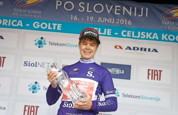Jan Tratnik je modri majici najboljšega v točkovanju gorskih 
ciljev na dirki po Sloveniji včeraj dodal še majico državnega 
prvaka v cestni vožnji. 