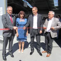 V divaški poslovni coni Risnik so danes slovesno odprli 
razširjen obrat  podjetja Seven Refractories, ki proizvaja 
ognjeodporne materiale  za jekleno, železovo, cementno in 
toplotno industrijo.