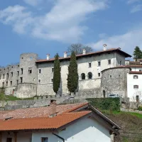 Tudi letos poleti med gradovoma Štanjelom in Devinom teče 
avtobusna povezava.