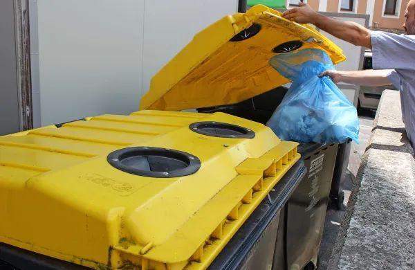 Največ težav pri ločenem zbiranju predstavljajo blokovska 
naselja, kjer je kršitelje težko odkriti. Na Vrhniki so težave 
postopno rešili tako, da je inšpektor kaznoval kar cel blok. 