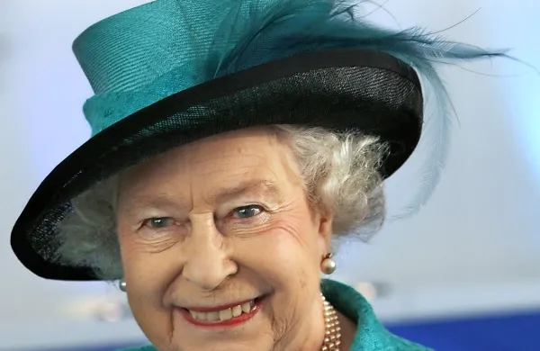 Britanska kraljica Elizabeta II. kljub precej težkim dnem za 
njeno Združeno kraljestvo - od brexita, rekordnega padca 
funta in še poraza angleške reprezentance proti islandski na 
evropskem nogometnem prvenstvu v Franciji - ohranja 
smisel za humor.