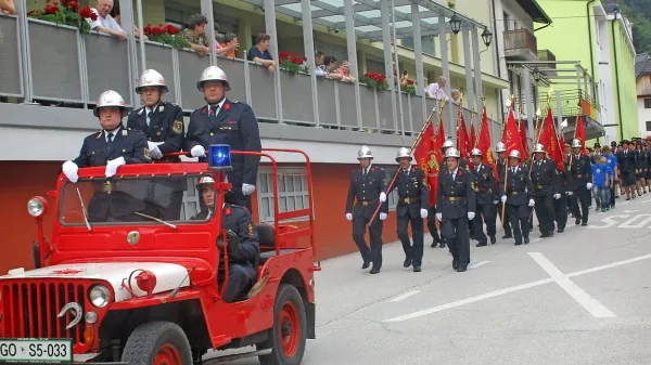 Praznični dan seveda ni minil brez svečanega mimohoda 
gasilcev in gasilk.   