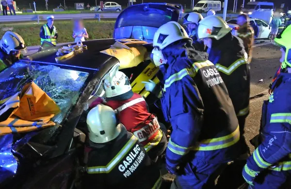 Iz lancie so morali gasilci rešiti ukleščeno mlado voznico. 