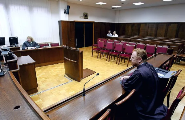 Na četrtkovo obravnavo so prišli le tožilka, odvetnik, novinar 
in Ivan Pavlič, ki je v tem primeru predlagan kot priča. Stoli za 
obtožene so ostali prazni.