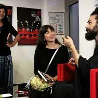 Duhoviti in radoživi Božo Vrećo je po koncertu v gledališki 
kavarni podpisoval svojo novo knjigo Mila in lanski album Moj 
sevdah. V dolgo vrsto sta se postavili tudi novinarka Radia 
Koper  Lea Širok (levo) ter igralka in pevka Miriam Monica.