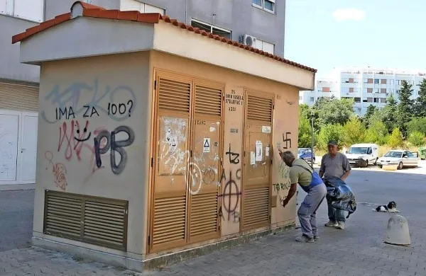 Mestni redarji so naložili hrvaškem elektrogospodarstvu 
(Hep), naj čim prej odstrani sporen simbol, navaja zadrski list, 
ki je objavil fotografijo delavcev, ki so bili v torek pred 
transformatorsko postajo.