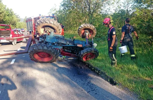  Traktorista iz Kazelj je ob udarcu vrglo s traktorja, k sreči pa je 
padel tako, da ga traktor ni poškodoval. 
