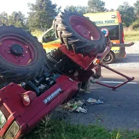 Voznica prevrnila traktor