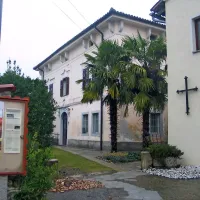 Romska druščina je v župnišče v Batujah vlomila medtem, ko 
je bil župnik v kuhinji in poslušal radio. Od tam so odnesli  420 
evrov. 