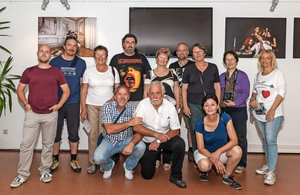 Zadovoljna ekipa Fotokluba Portorož na odprtju razstave 
Zgodba o violini v avstrijskem mestecu Veitsch.