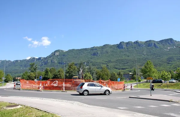 Ajdovci so v krožišču na Bisu  predvideli novo hortikulturno ureditev, ki bo ponazarjala igro 
burje, Vipavci pa se še vedno niso zmenili, kako urediti svoje krožišče.  