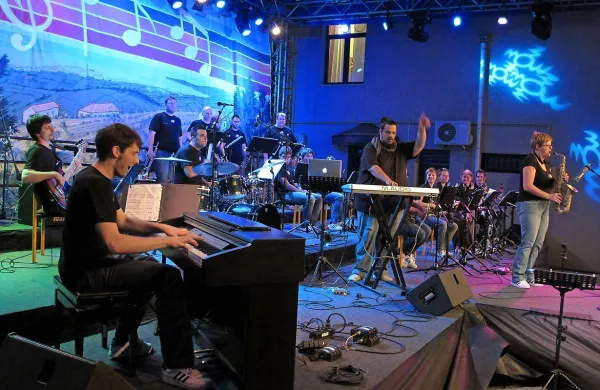 Na domačem odru se bo tradicionalno predstavil tudi marežganski Big Band Hrošči.