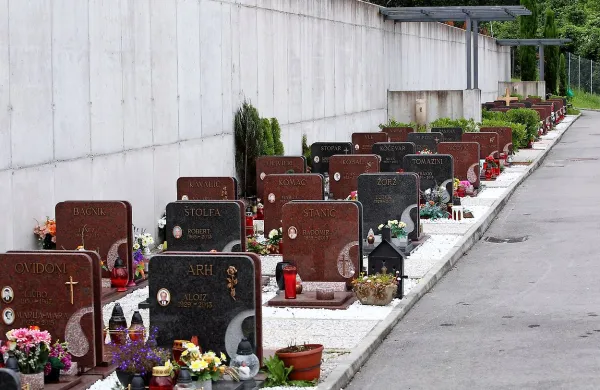 Naročniki talnega žarnega pokopa na koprskem pokopališču 
lahko pri žarnem spomeniku izbirajo le   med sivo ali rdečo 
barvo kamna. 