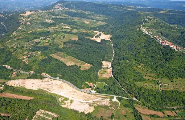 Dars še preučuje predlagane izboljšave Šmarske ceste, da bi zdržala še slabo desetletje, prav tako še vedno tehta smiselnost gradnje alternativne trase hitre ceste.

