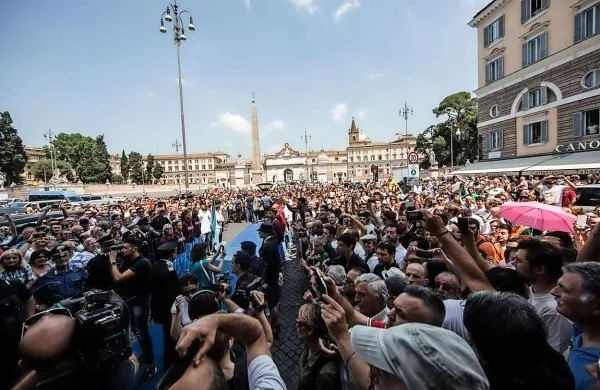 Cerkev na Piazza del Popolo v Rimu so danes oblegali številni 
oboževalci kultnega italijanskega igralca Carla Pedersolija, 
po svetu veliko bolj znanega kot Buda Spencerja, ki so se 
želeli udeležiti njegovega pogreba. 