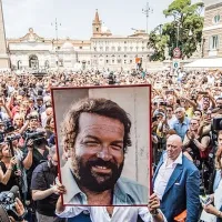 Stotine oboževalcev pospremile &ldquo;dobrodu&scaron;nega silaka&rdquo; na zadnjo pot