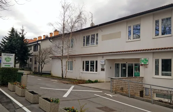 Občina ima namen v prihodnjem letu energetsko sanirati 
zdravstveno postajo (na fotografiji), šolo s telovadnico in 
vrtec v Hrpeljah, za financiranje je pripravljena  skleniti  
javno-zasebno partnerstvo in 15-letno koncesijo.   