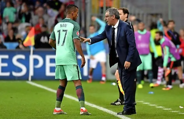 Portugalski selektor Fernando Santos (desno) daje napotke 
Naniju.