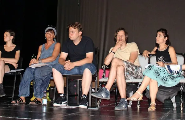 Igralci Slovenskega stalnega gledališča poudarjajo, da so v 
zahtevah enotni: (z leve) Vladimir Jurc, Tina  Gunzek, Maja 
Blagovič, Luka Cimprič, Romeo Grebenšek, Nikla Petruška 
Panizon in Primož Forte.   