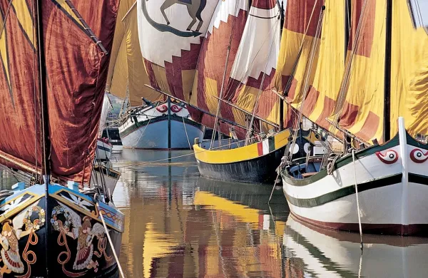 V soboto, 9. julija popoldne, bo v piransko pristanišče priplulo 
sedem tradicionalnih plovil različnih vrst  in velikosti iz Cesenatica, Cervie, Cattolice, Riminija in Bellarie.