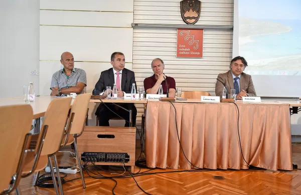 Na novinarski konferenci so sindikalisti in nekateri strokovnjaki državljane pozvali, naj zahtevajo transparentnost in 
odpravo krivic.