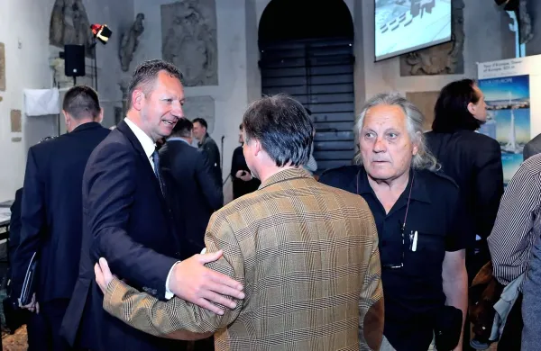 Zdravko Vatovec (desno) se na razstavi velikih urbanih vizij 
Kopra pred dvema letoma ni rokoval z Borisom Popovičem, 
si je pa z zanimanjem podrobno ogledal arhitekturne ideje, 
vključno z maketami visokih stolpov.