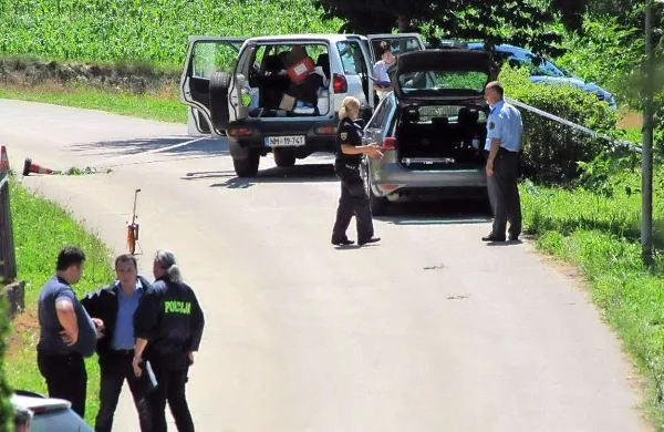 Prebivalce vasice Žejno na Brežiškem je včeraj dopoldne najprej vznemiril neznani mladenič, nato pa jih je pretresel še umor 
policista.